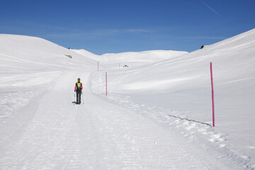 randonnée en haute altitude à l'Alpe d'Huez en hiver sous un ciel bleu et de la neige fraîche
