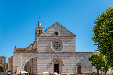 The ancient basilica of Santa Chiara, Assisi, Perugia, Italy, on a sunny day - obrazy, fototapety, plakaty