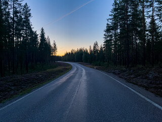 Straße in der Abenddämmerung in Schweden nahe Idre und Serna, Dalarna Län