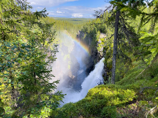 Regenbogen am H&auml;llings&aring;fallet am Vildmarksv&auml;gen im J&auml;mtland, Schweden 
