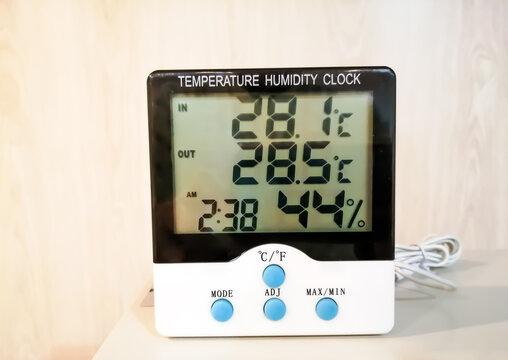 Digital temperature and humidity clock isolated for monitoring laboratory environment