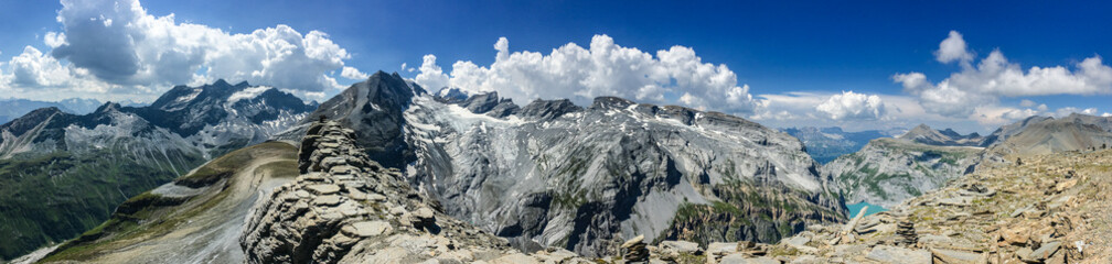 Berg Panorama mit kleinem See und Schnee