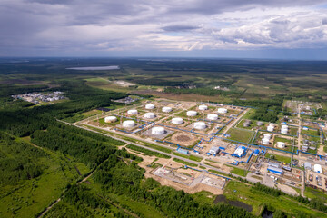 Reservoirs and tanks for storage of oil and liquefied gas.