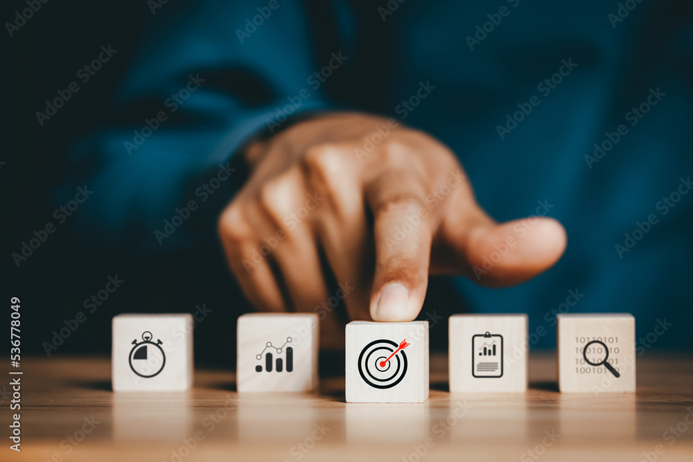 Aufkleber target icon which for planning development leadership and customer target group. hand pushing dartbo