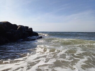 Obraz premium waves and rocks