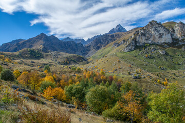 Fototapeta na wymiar I primi colori dell’autunno ai piedi del Monviso – Rifugio e Lago Alpetto – Valle Po -Cuneo