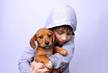 menino com filhote de cachorro fofino 