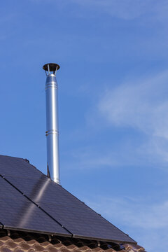 Kamin und Solaranlage auf Dach