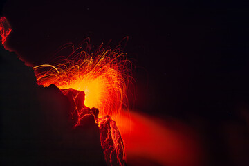 Vulkaninsel Stromboli - Der Vulkan ist einer der aktivsten der Welt. - obrazy, fototapety, plakaty