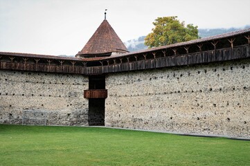 Teile der noch vollständig erhaltenen Stadtmauer mit  Balustraden und einem Wehrturm in Glurns im...