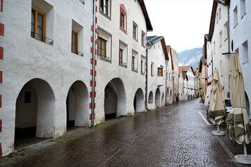 Fototapeta na wymiar Straße mit mittelalterlichen Laubengänge in Glurns - Südtirol