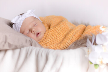 Baby Neugeborener schläft in Korb Gelb angezogen auf braune Decke, Noworodek spi w zoltym sweterku na brazowym kocu, newborn baby sleep in yellow Pullover