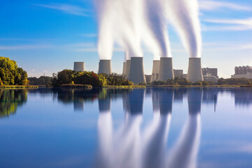 Wasserdampf aus den Kühltürmen des Kraftwerkes Jänschwalde