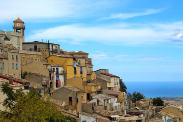Fototapeta na wymiar Il borgo calabro di Badolato, arroccato vista mare. 