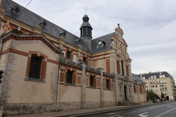Fototapeta na wymiar L'église catholique Saint Louis, ville de Fontainebleau, département de Seine et Marne, France
