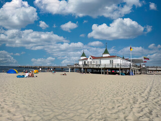 Strand und Seebrücke von Ostseebad Ahlbeck, Usedom, Mecklenburg-Vorpommern, Deutschland, Europa