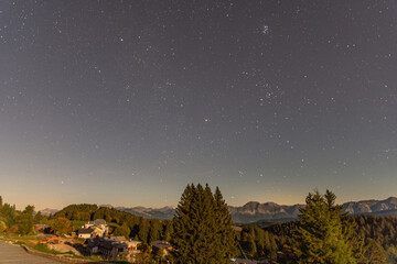 Fototapeta na wymiar Nuit étoilée sur les sommets des Alpes en Savoie au Mont Revard