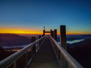 Coucher de soleil sur le ponton de l'observatoire du panorama sur le lac d'Aix les Bains depuis le...