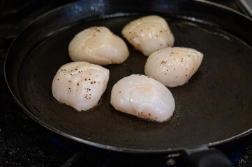 Grill scallops on the fry pan