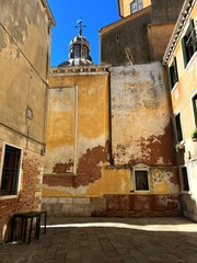 Venetian wall