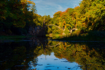 Mystisch - Rakotzbrücke - Teufelsbrücke - Herbst - Brücke - See - Spiegelung - Kromlau - Rhododendron Park - Sachsen - Deutschland - Devil's Bridge - Autumn Landscape - High quality photo 