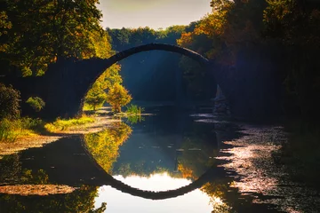 Papier Peint photo Le Rakotzbrücke Mystisch - Rakotzbrücke - Teufelsbrücke - Herbst - Brücke - See - Spiegelung - Kromlau - Rhododendron Park - Sachsen - Deutschland - Devil's Bridge - Autumn Landscape - High quality photo 