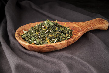 Full leaf loose green,black tea in wooden spoon-3.dng