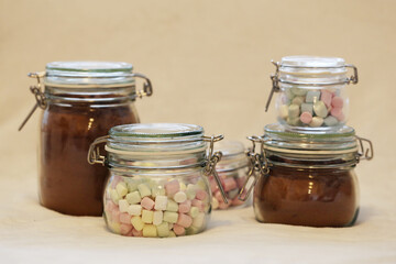 Edible homemade Christmas gift - glass jars filled with spiced cacao powder and mini marshmallows for hot chocolate. Perfect present for fall or winter season. Delicious, joyful and cute diy gift!