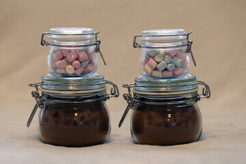 Edible homemade Christmas gift - glass jars filled with spiced cacao powder and mini marshmallows for hot chocolate. Perfect present for fall or winter season. Delicious, joyful and cute diy gift!