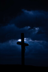Krzyż na tle chmur , Zmartwychwstanie , - obrazy, fototapety, plakaty