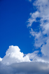 Hochformat: Wolken an einem blauen Himmel