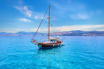 Fototapeta premium Seascape of boat in turquoise water