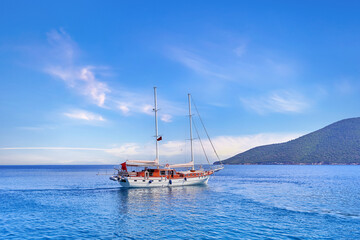 Fototapeta na wymiar Seascape of boat in turquoise water