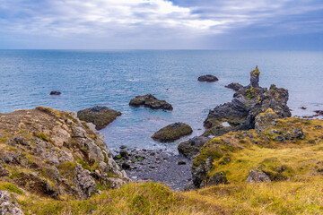 Fototapeta na wymiar auf der Halbinsel Snæfellsnes auf Island befindet sich die traumhafte Landschaft von Arnarstapi mit den Felsen von Gatklettur