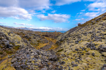 auf der Halbinsel Snæfellsnes auf Island befindet sich die traumhafte Landschaft von Arnarstapi mit den Felsen von Gatklettur