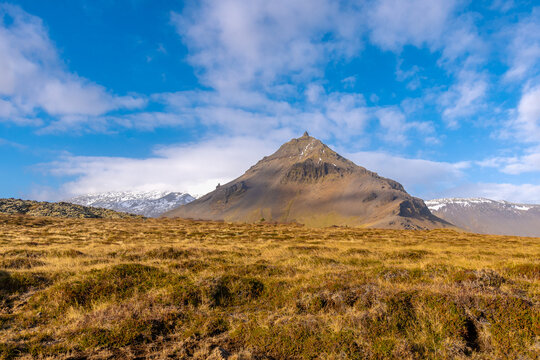 auf der Halbinsel Sn&aelig;fellsnes auf Island befindet sich die traumhafte Landschaft von Arnarstapi mit den Felsen von Gatklettur