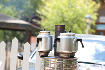 Obraz premium tea urn or samovar at rural garden