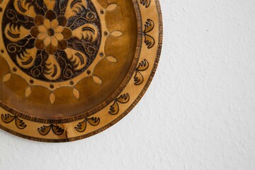 Geschnitzter & handbemalter Holzteller mit Messingeinlagen Handarbeit