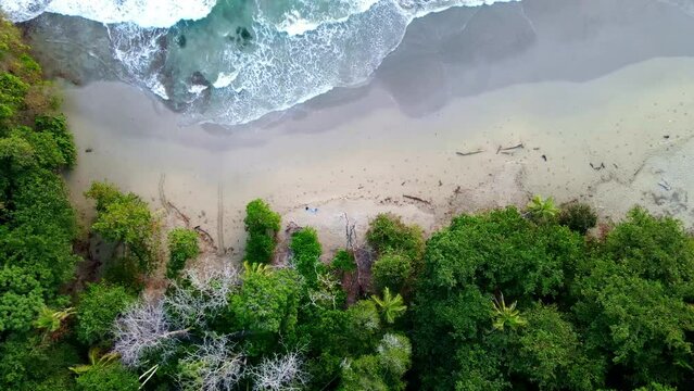 Brandung am Strand von oben - Playa Cocles in Costa Rica mit Drohne
