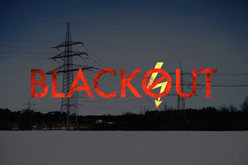 roter Blackout Schriftzug mit durchgestrichenen Stromblitz, Zusammenbruch des Stromnetzes, der Energieversorgung im Winter, Strommasten, Gasmangel, Energiekrise, Atomenergie, Russland - obrazy, fototapety, plakaty