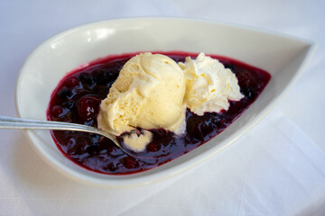 Vanilleeis mit heissen Himbeeren, Heisse Liebe, Heiße Liebe, heiss, kalt, Eis, Beeren