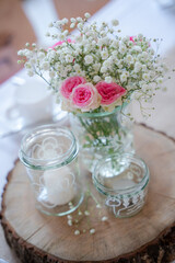 Tischgedeck, Dekoration, Blumen, Schleierkraut, Rosen, rosa, Tischdeko