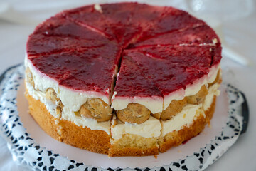 Kuchen, Cremekuchen, Sahnecreme, Torte, Obsttorte, Himbeere, Himbeerglasur, Glasur