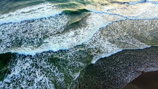 Brandung am Strand von oben - Playa Cocles in Costa Rica