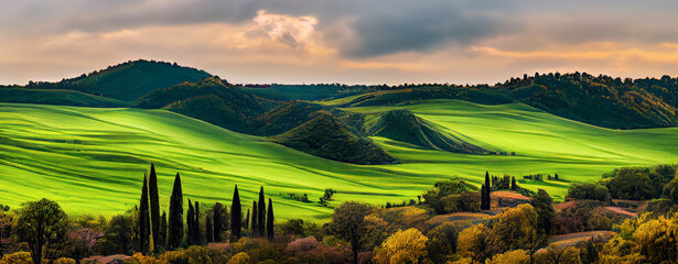 Schöne und wundersame Farben der grünen Frühlingspanoramalandschaft von Toskana, Italien. Toskana-Landschaft mit Getreidefeldern, Zypressen und Häusern auf den Hügeln bei Sonnenuntergang. © Viks_jin