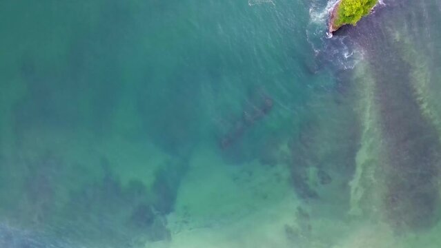 Insel Felsen von oben - Playa Cocles in Costa Rica mit Drohne