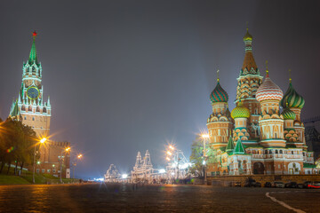 Obraz premium Kremlin and St. Basil's Cathedral at dramatic dawn, red square, Moscow, Russia