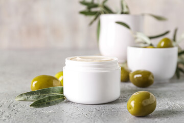 Obraz na płótnie Canvas Jar of natural olive cream on table