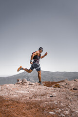 Hombre lanito Corriendo por un sendero 