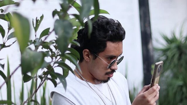 joven paseando en el bosque en un d&iacute;a nublado
